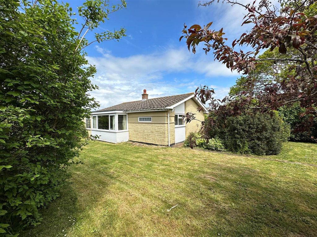 3 bed detached bungalow for sale in Ronstan Gardens, Freshwater PO40, £315,000