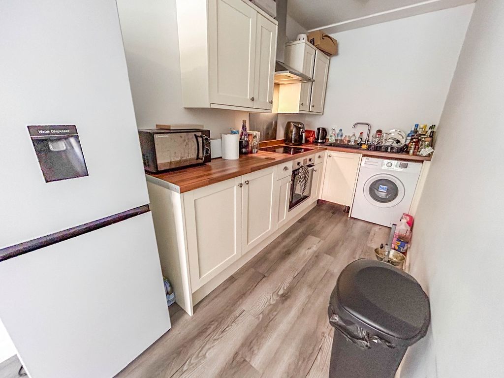 1 bed flat for sale in Flat, Kingston House, Moor Street, Brierley Hill DY5, £85,000