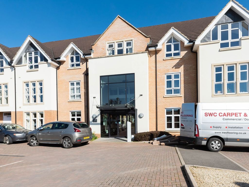 2 bed flat for sale in The Moors, Moorside Place The Moors OX5, £190,000