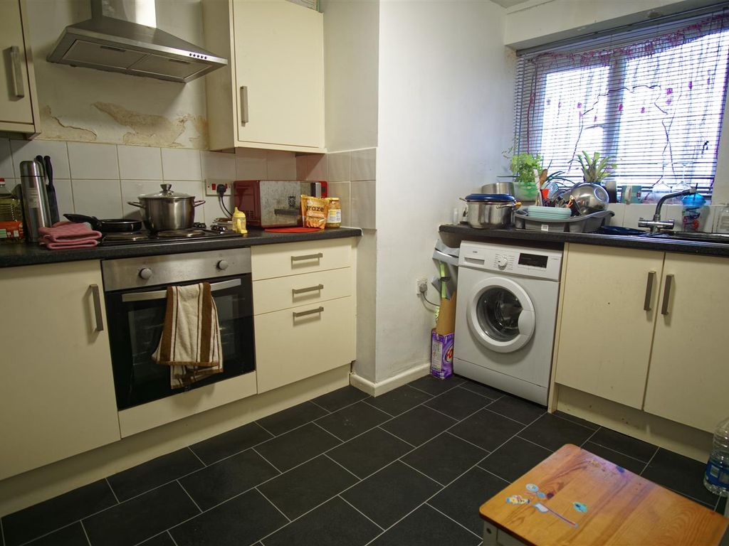 3 bed flat for sale in Samuel Street, Preston PR1, £37,500