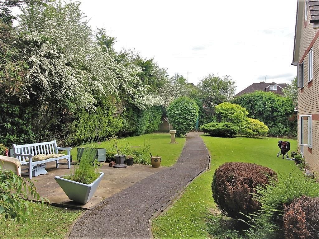 1 bed flat for sale in Orchard Court, Reading RG2, £65,000
