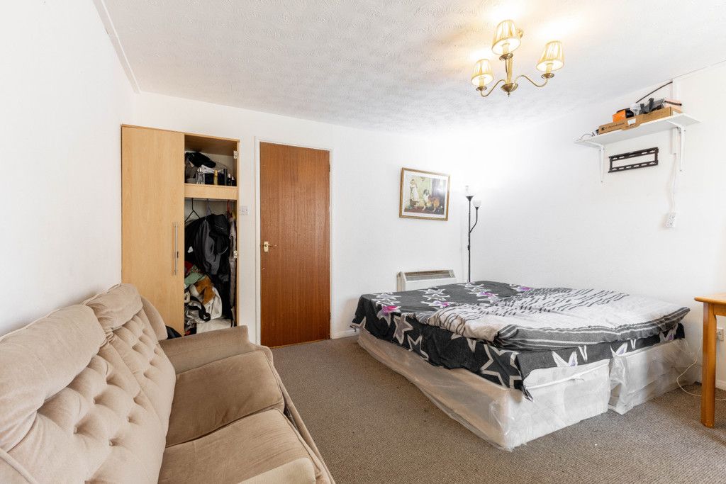 1 bed flat for sale in Butteridges Close, Dagenham RM9, £210,000