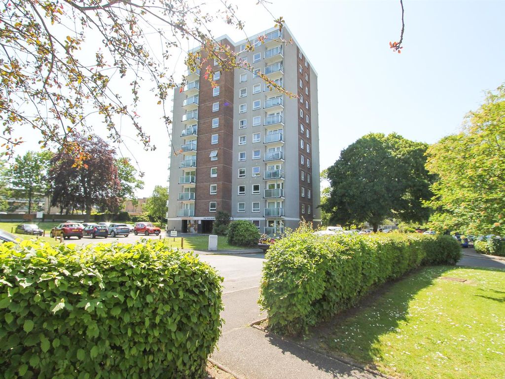 2 bed flat for sale in Toll Bar Court, Basinghall Gardens, Sutton SM2, £260,000