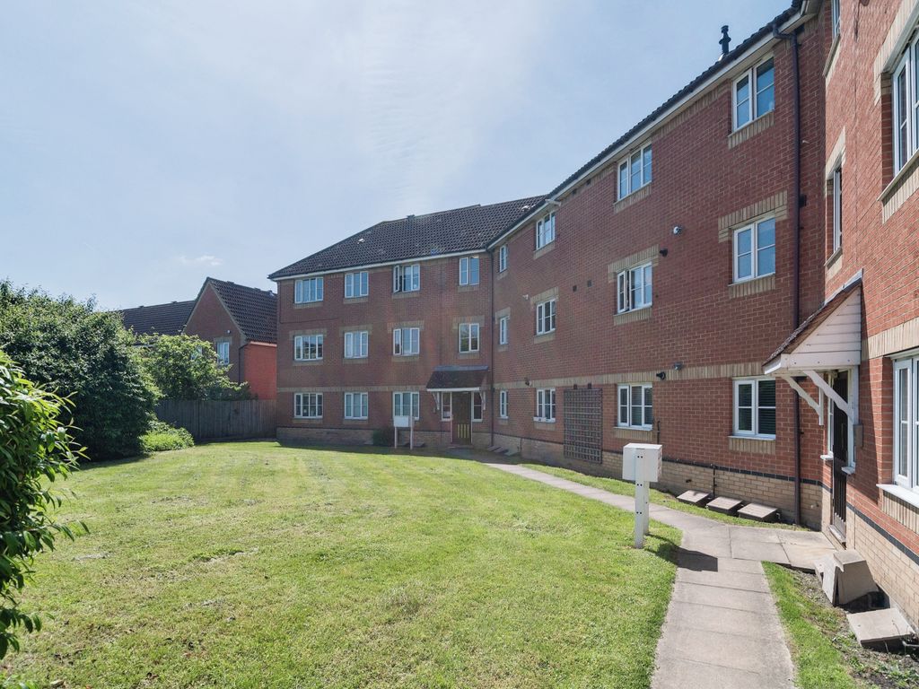 2 bed flat for sale in Swiftsure Road, Chafford Hundred, Grays, Essex RM16, £260,000