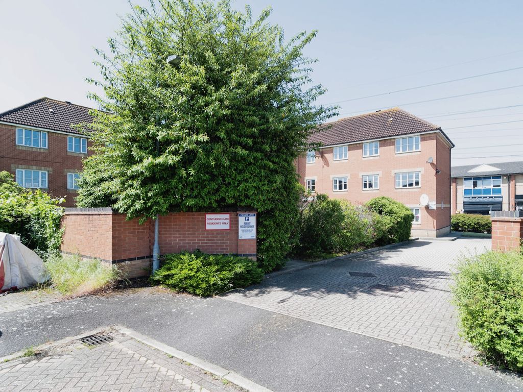 2 bed flat for sale in Swiftsure Road, Chafford Hundred, Grays, Essex RM16, £260,000