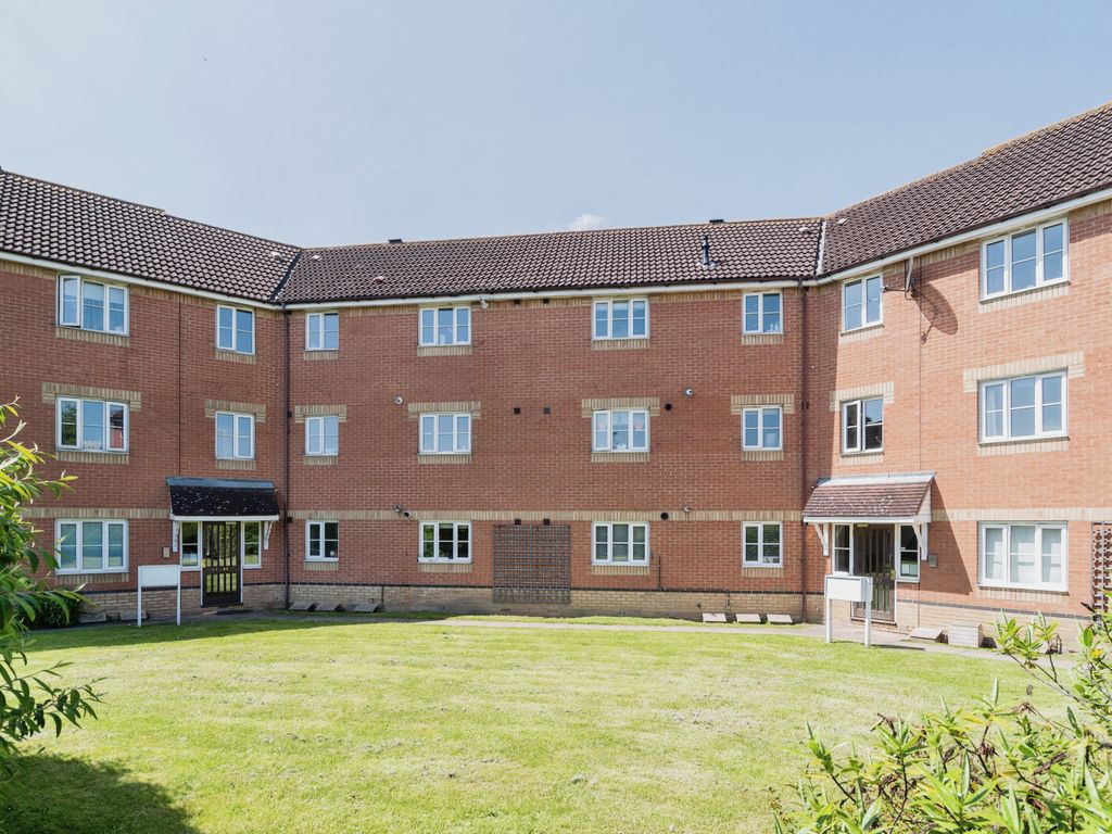 2 bed flat for sale in Swiftsure Road, Chafford Hundred, Grays, Essex RM16, £260,000