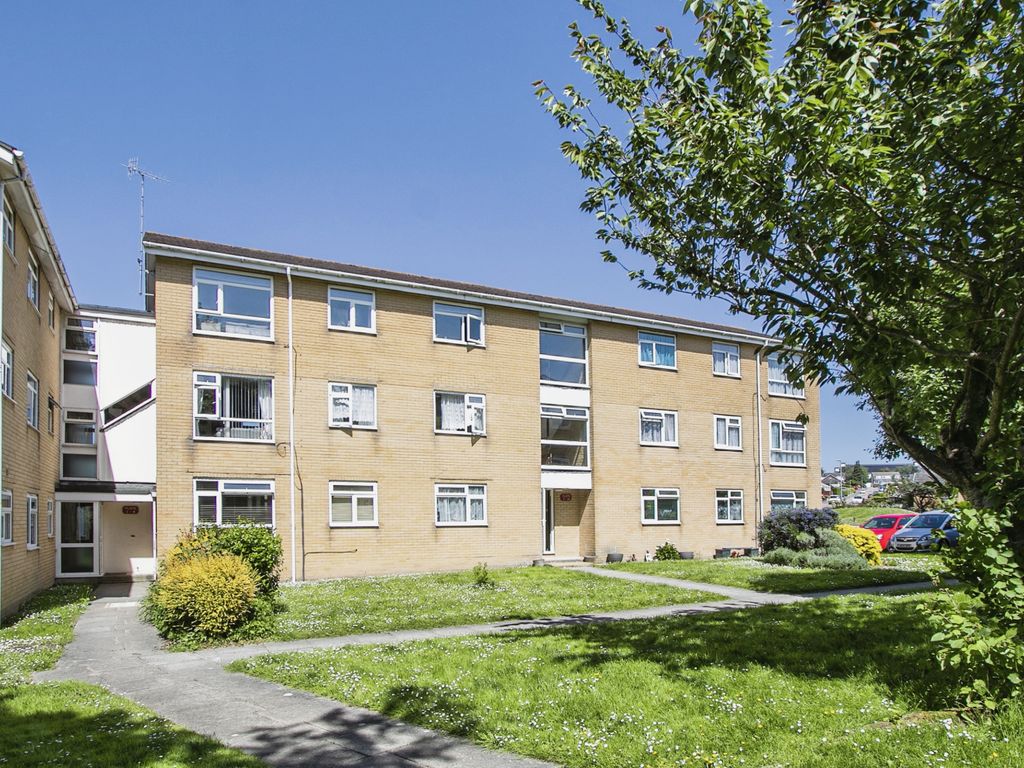 2 bed flat for sale in Gibson Road, Poole BH17, £195,000