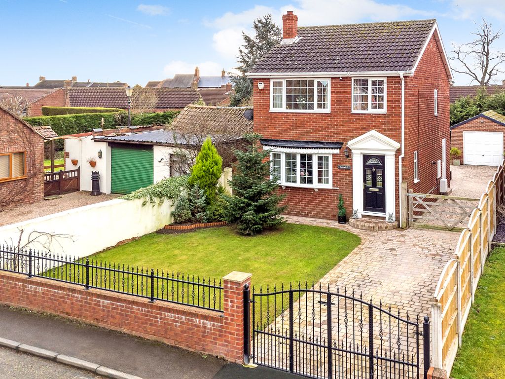3 bed detached house for sale in Main Street, Hensall DN14, £260,000