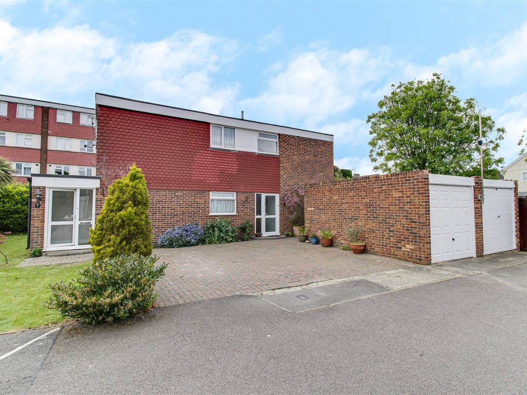 2 bed maisonette for sale in Templewood Court, Hadleigh, Benfleet SS7, £250,000