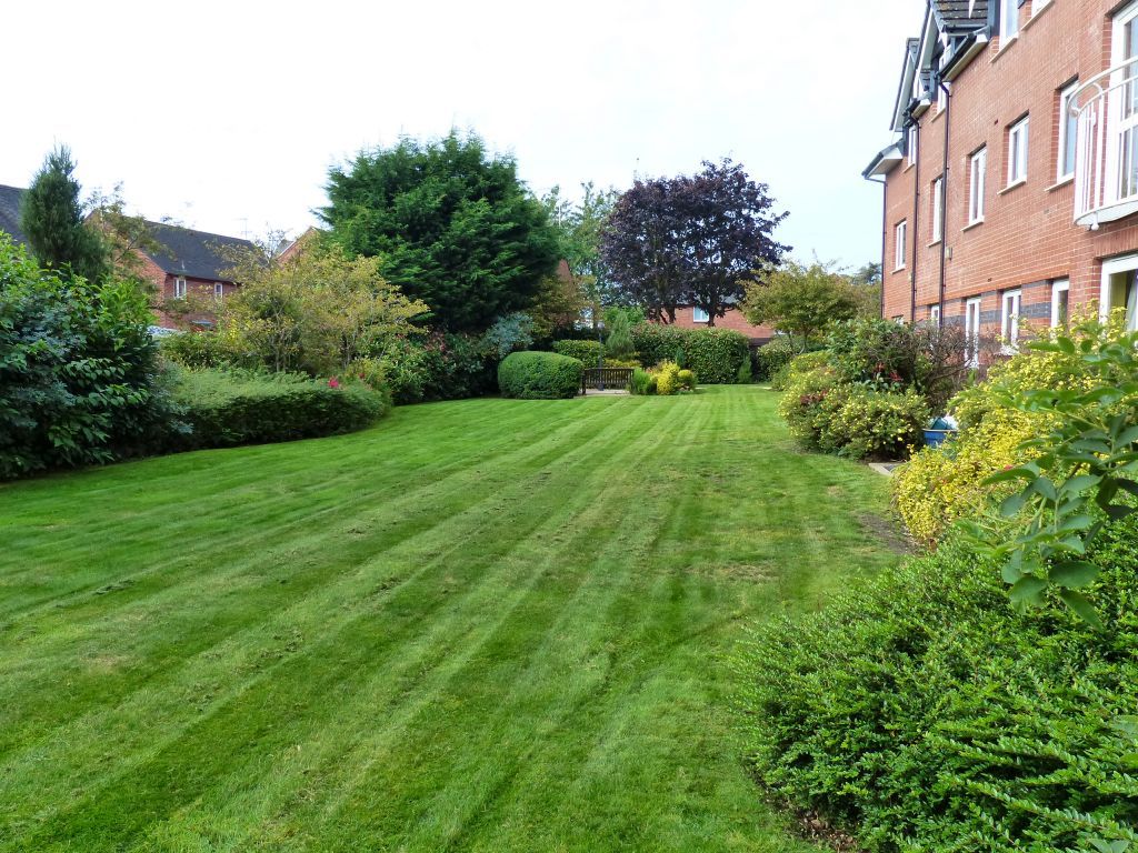 2 bed flat for sale in Chatsworth Court, Ashbourne DE6, £149,500
