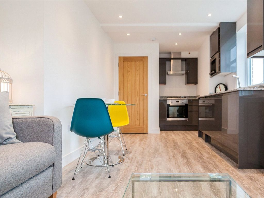 1 bed flat for sale in Falcon Road, Guildford, Surrey GU1, £270,000