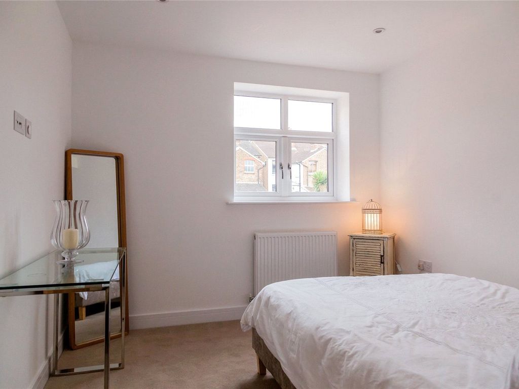 1 bed flat for sale in Falcon Road, Guildford, Surrey GU1, £270,000