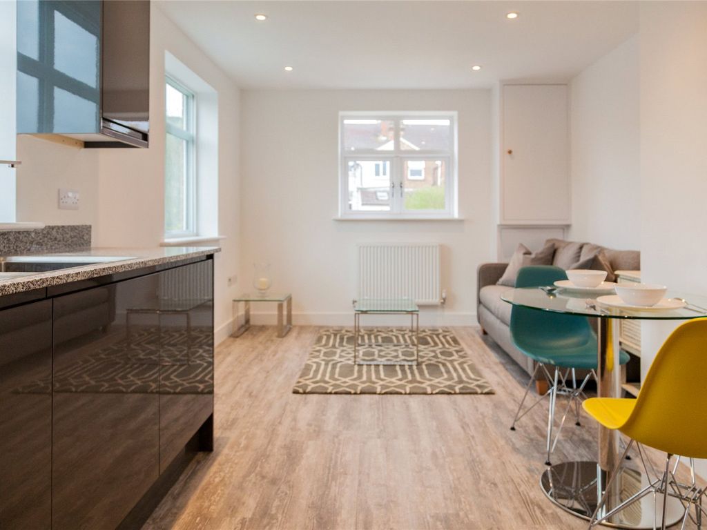 1 bed flat for sale in Falcon Road, Guildford, Surrey GU1, £270,000