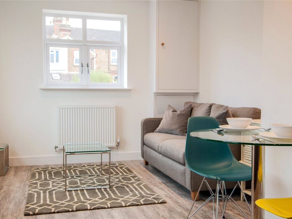 1 bed flat for sale in Falcon Road, Guildford, Surrey GU1, £270,000