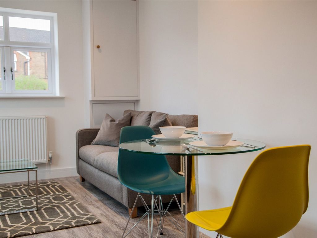 1 bed flat for sale in Falcon Road, Guildford, Surrey GU1, £270,000