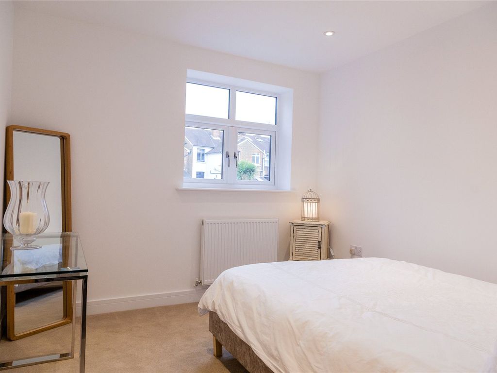 1 bed flat for sale in Falcon Road, Guildford, Surrey GU1, £270,000