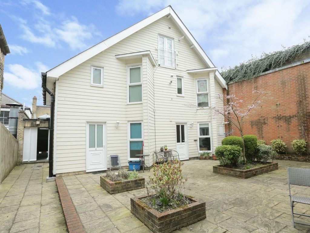 1 bed flat for sale in High Street, Dover CT16, £110,000