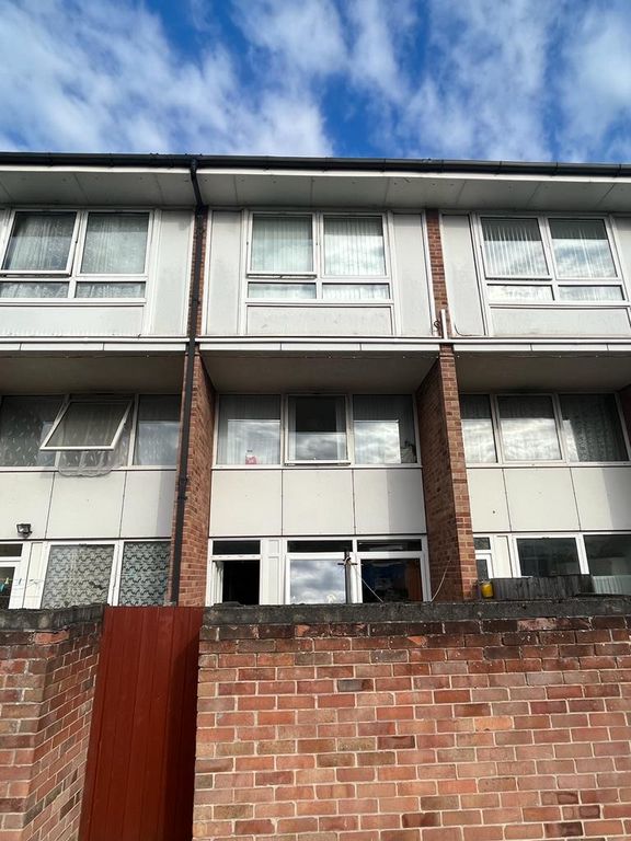 2 bed maisonette for sale in Keats Walk, Leicester LE4, £179,950