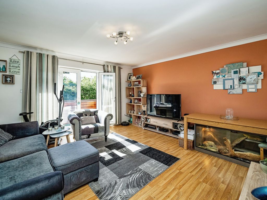 3 bed flat for sale in 32 Booker Lane, High Wycombe HP12, £315,000
