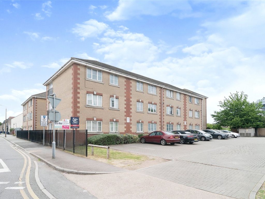 2 bed flat for sale in Queensland Court, Dock Road, Tilbury, Essex RM18, £140,000