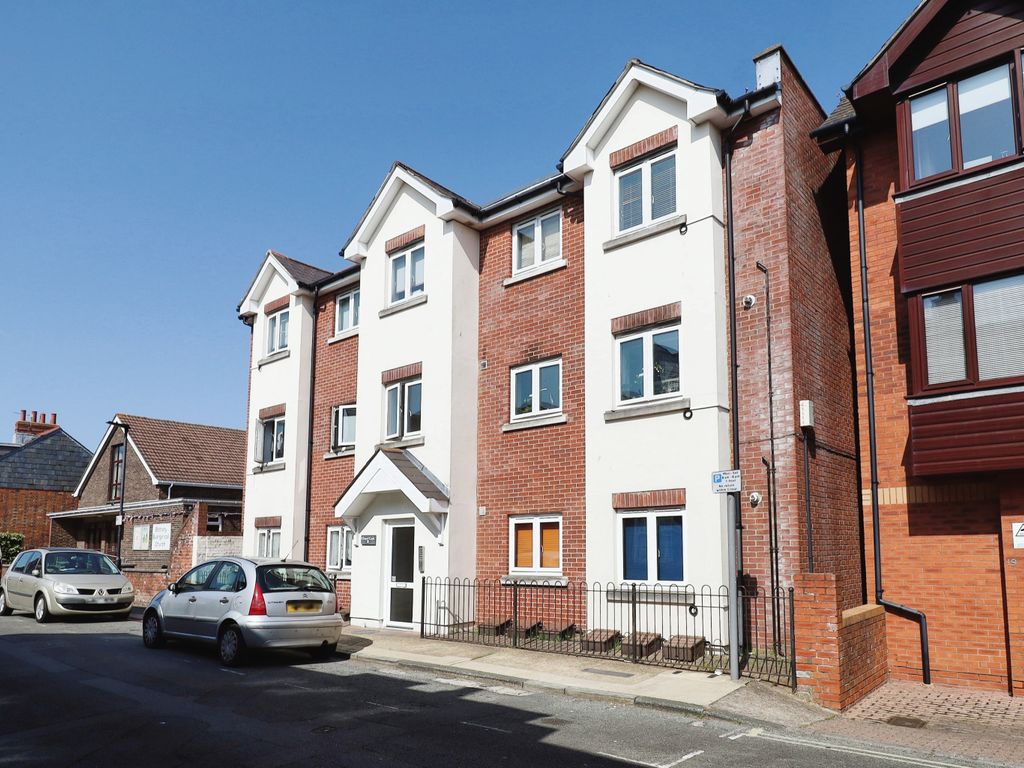 1 bed flat for sale in Union Street, Newport, Isle Of Wight PO30, £115,000