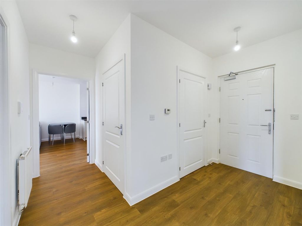 2 bed flat for sale in Iron Railway Close, Coulsdon CR5, £175,000