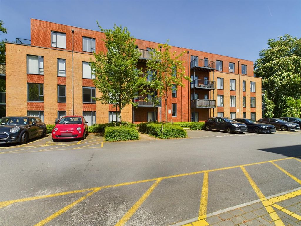 2 bed flat for sale in Iron Railway Close, Coulsdon CR5, £175,000