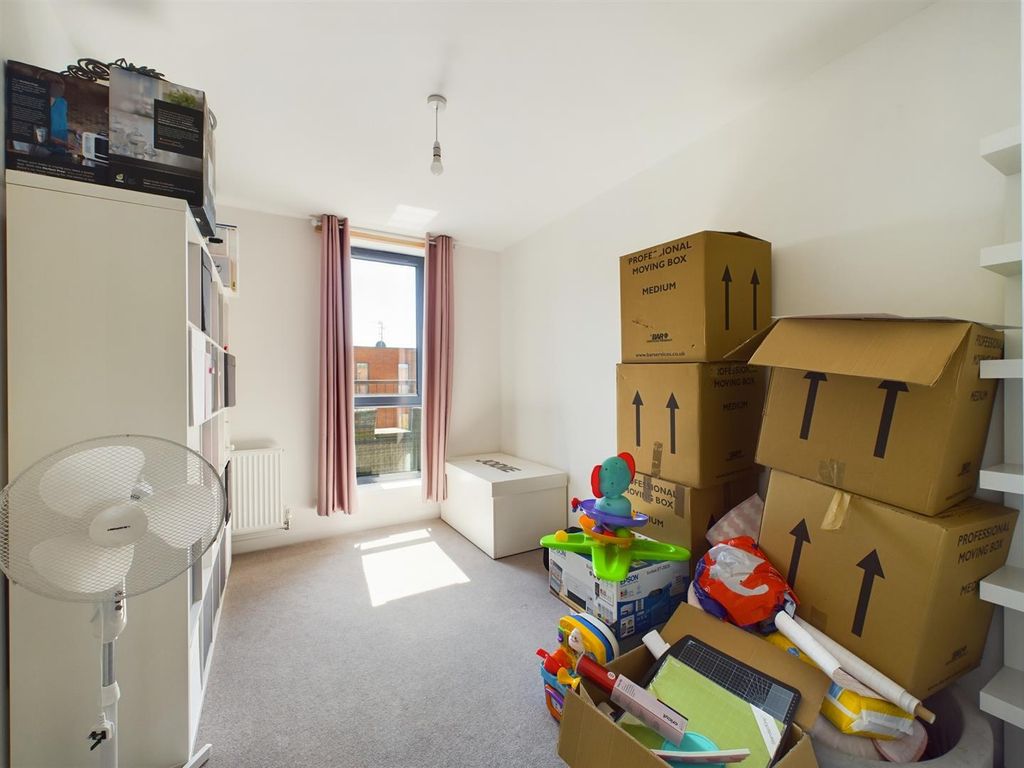 2 bed flat for sale in Iron Railway Close, Coulsdon CR5, £175,000