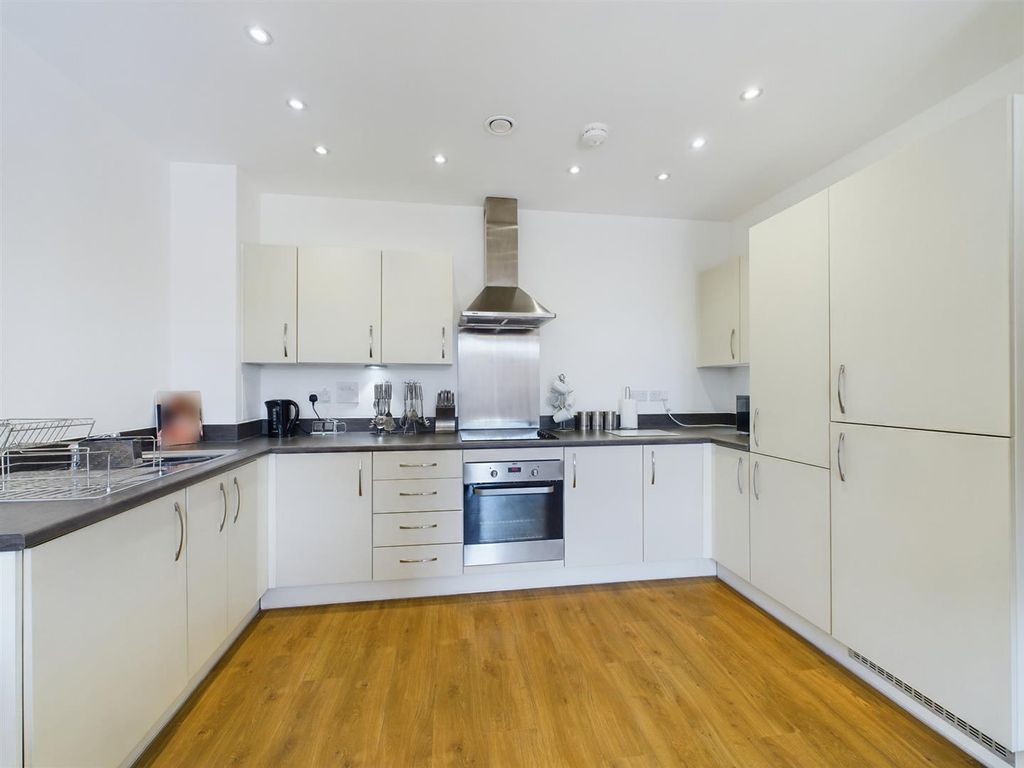 2 bed flat for sale in Iron Railway Close, Coulsdon CR5, £175,000