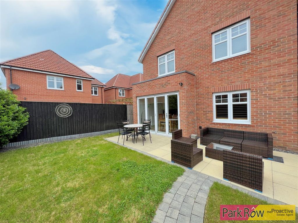 4 bed detached house for sale in Tower Close, Pontefract WF8, £325,000