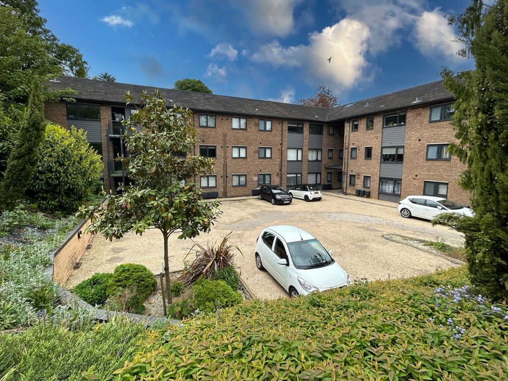 1 bed flat for sale in Brookfield Road, Wooburn Green, High Wycombe, Buckinghamshire HP10, £190,000