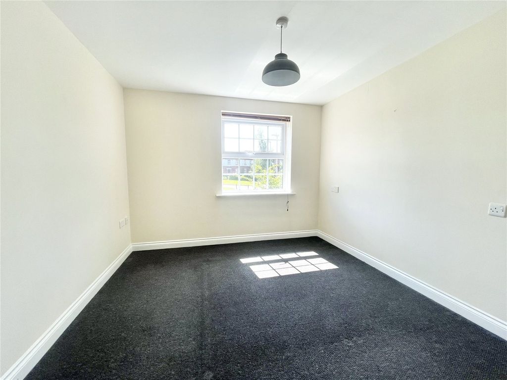 2 bed flat for sale in Birkby Close, Hamilton, Leicester, Leicestershire LE5, £105,000