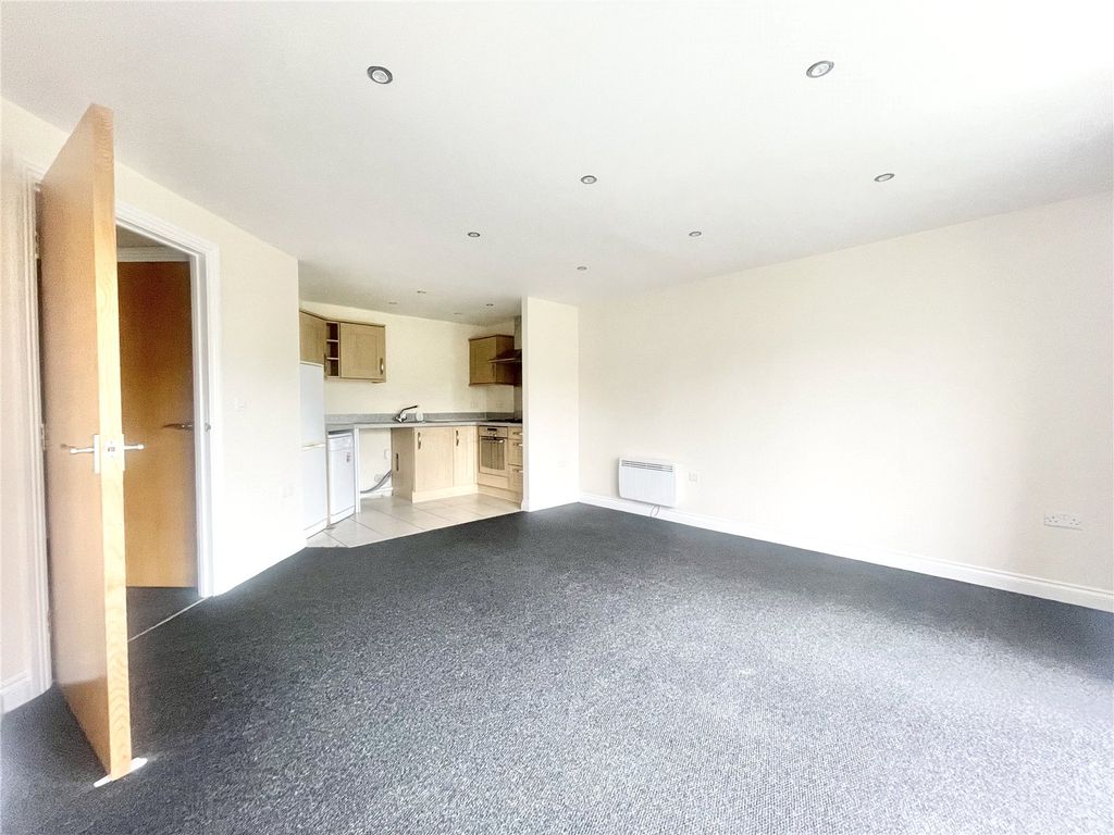 2 bed flat for sale in Birkby Close, Hamilton, Leicester, Leicestershire LE5, £105,000