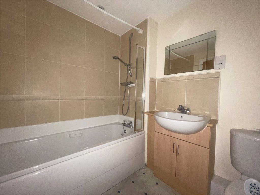 2 bed flat for sale in Birkby Close, Hamilton, Leicester, Leicestershire LE5, £105,000