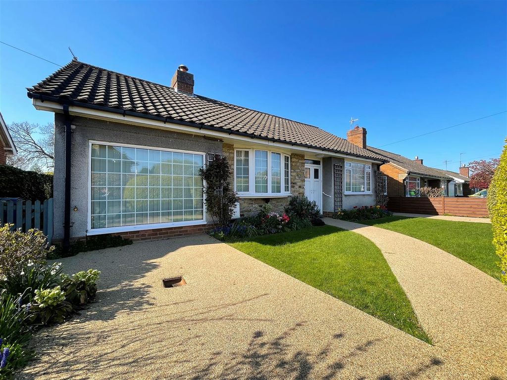 2 bed detached bungalow for sale in Hackness Drive, Scarborough YO12, £325,000