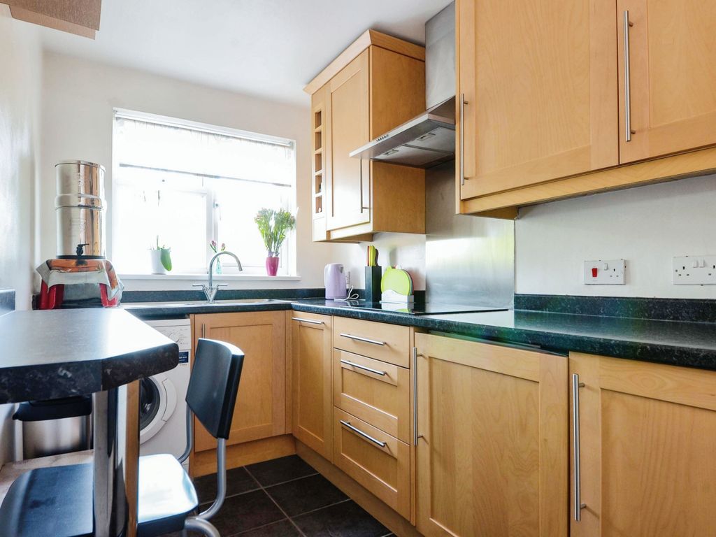 1 bed flat for sale in Suffolk Close, Borehamwood WD6, £190,000