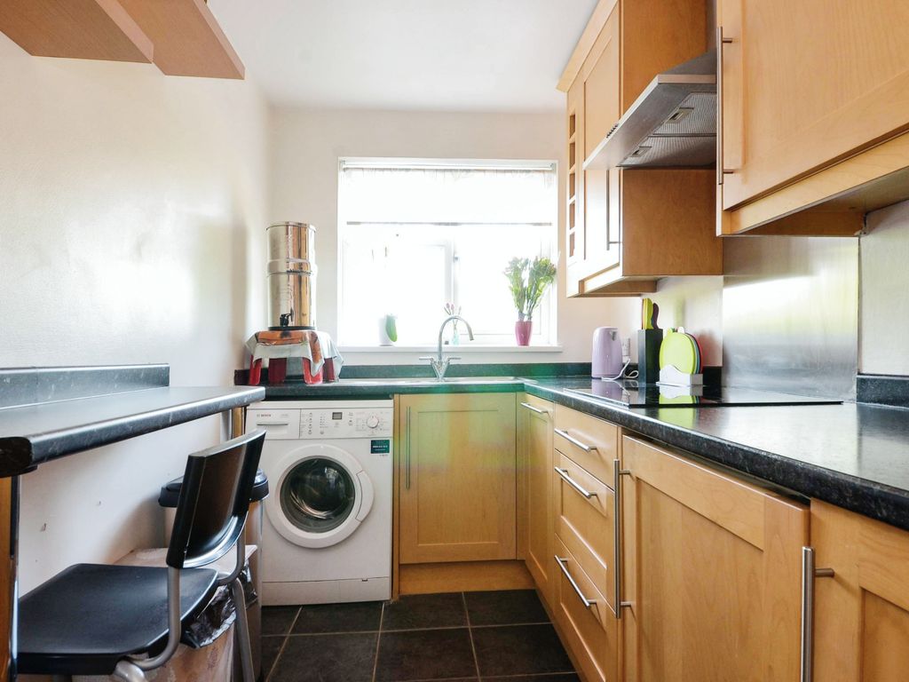 1 bed flat for sale in Suffolk Close, Borehamwood WD6, £190,000