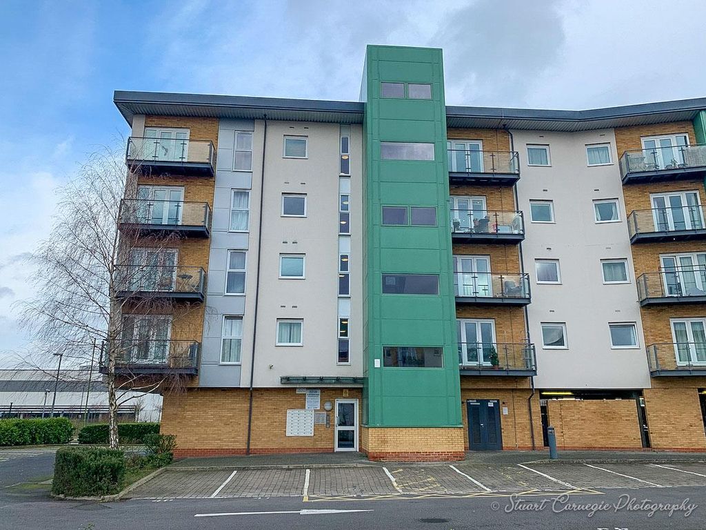 1 bed flat for sale in Parkhouse Court, Hatfield AL10, £200,000