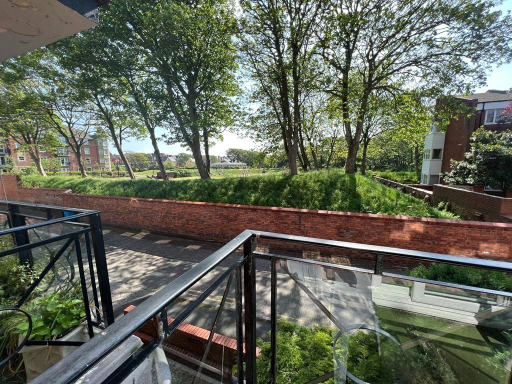 2 bed flat for sale in St. Andrews Road North, Lytham St. Annes FY8, £135,000