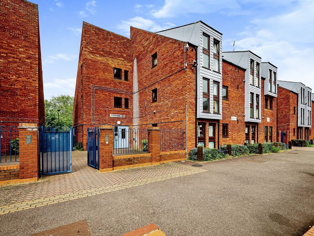 1 bed flat for sale in Wycliffe End, Aylesbury HP19, £67,000