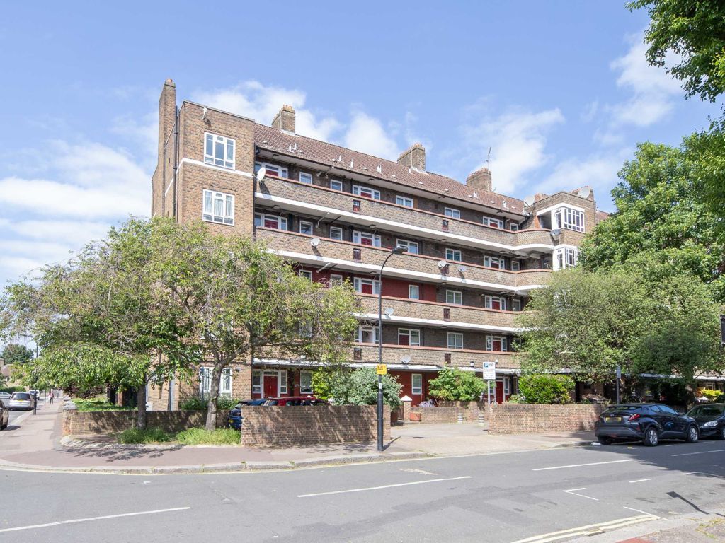 2 bed flat for sale in White City Estate, London W12, £300,000