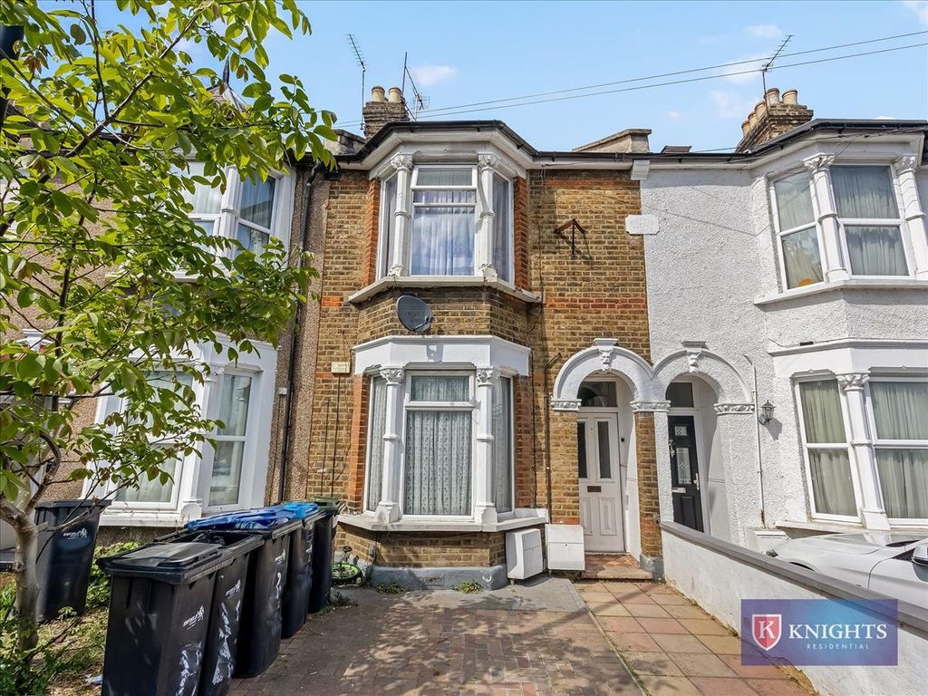 1 bed flat for sale in Durants Road, London EN3, £210,000