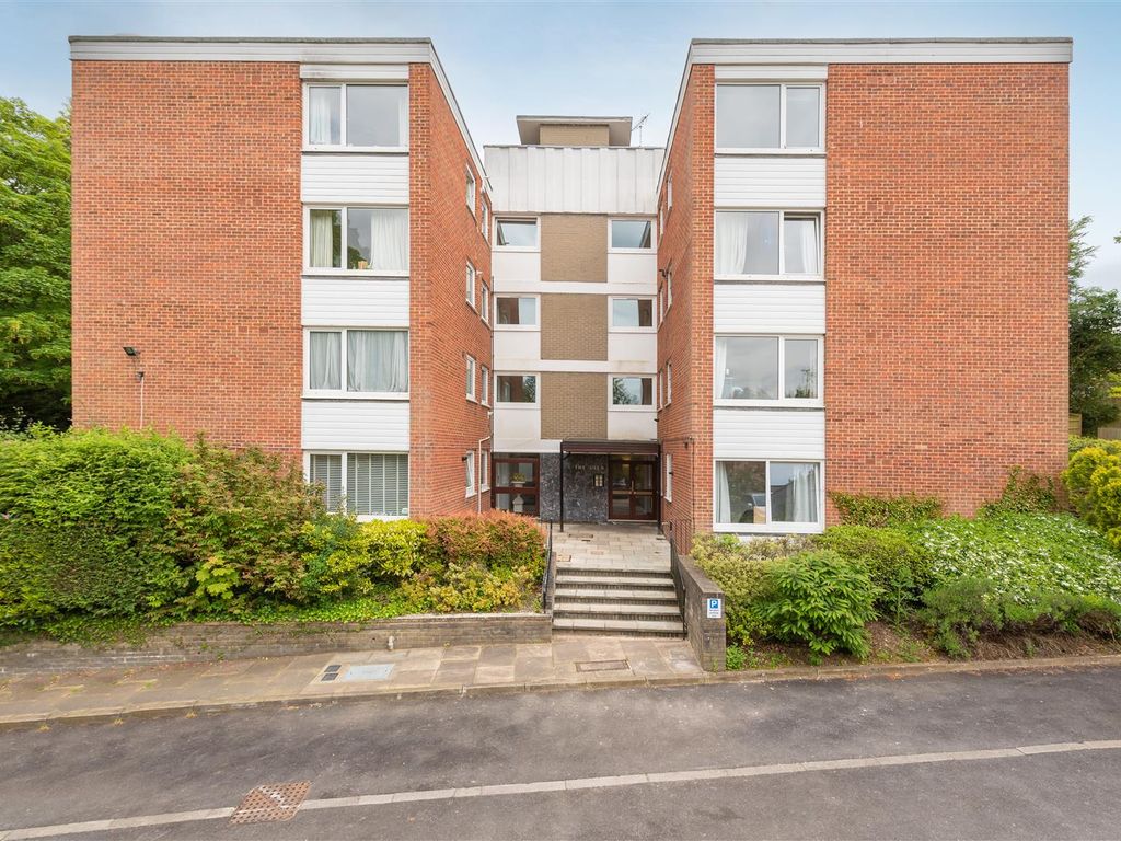 2 bed flat for sale in The Glen, London Road, Ascot SL5, £315,000