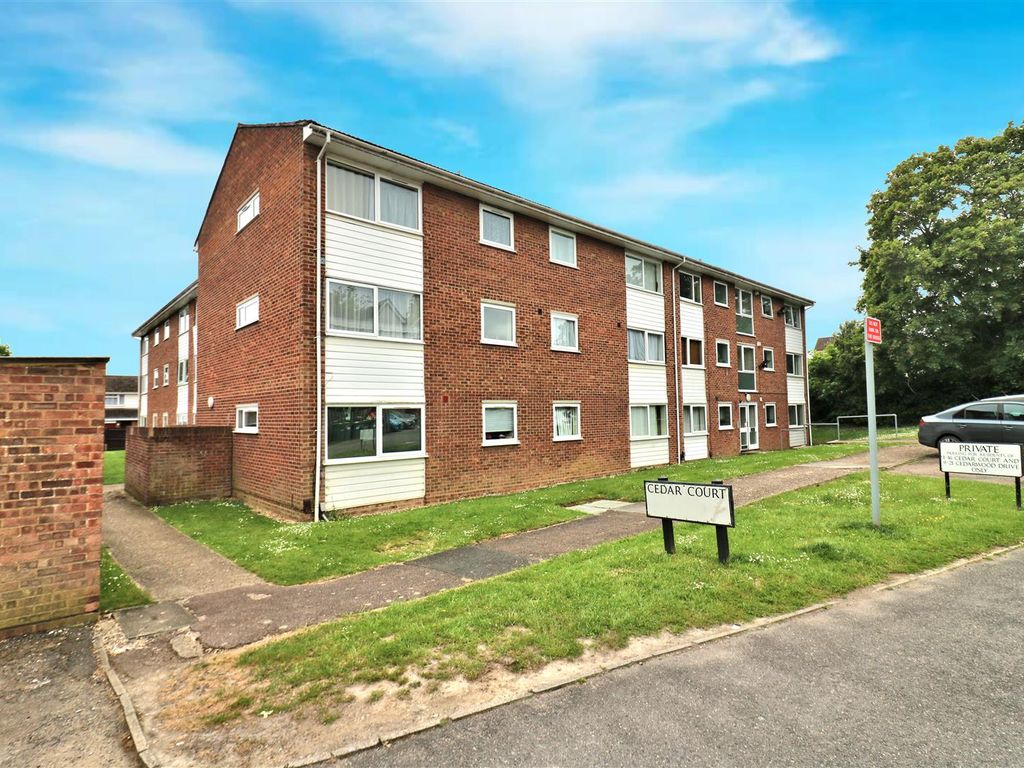 1 bed flat for sale in Cedar Court, St Albans, Herts AL4, £249,995