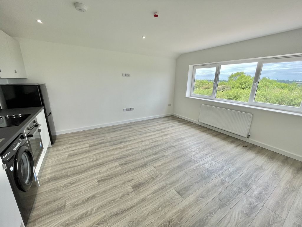 2 bed flat for sale in Blue Banks Avenue, Glen Parva, Leicester, Leicestershire. LE2, £193,000