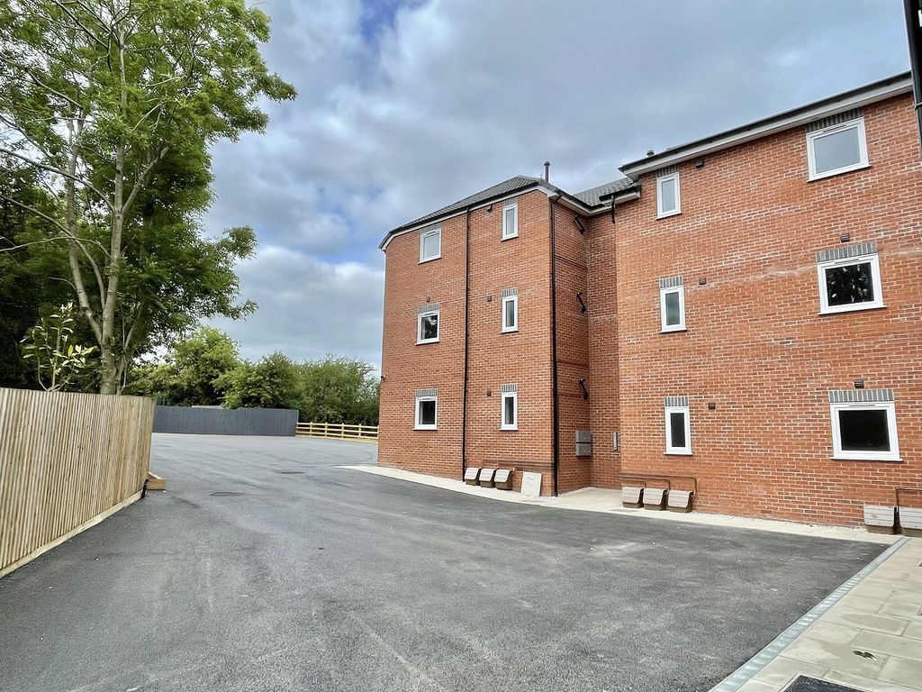 2 bed flat for sale in Blue Banks Avenue, Glen Parva, Leicester, Leicestershire. LE2, £185,000