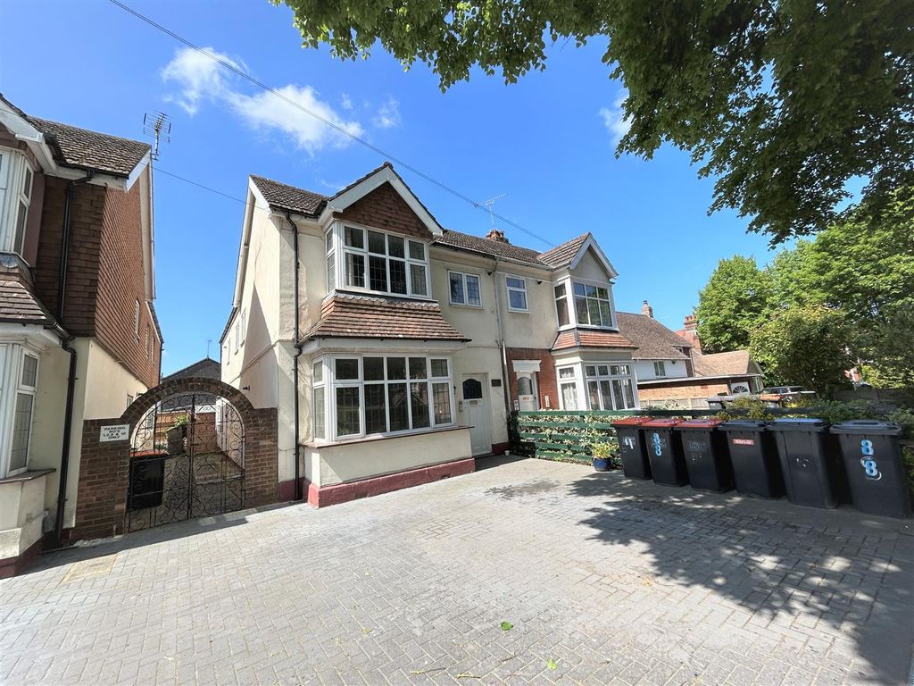 1 bed flat for sale in The Cloisters, Priory Road, Dunstable LU5, £145,000