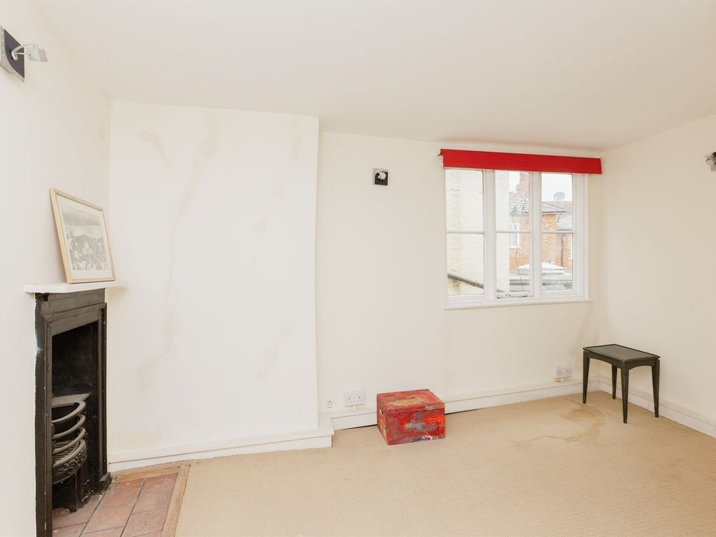 3 bed flat for sale in High Street, Newport Pagnell MK16, £200,000