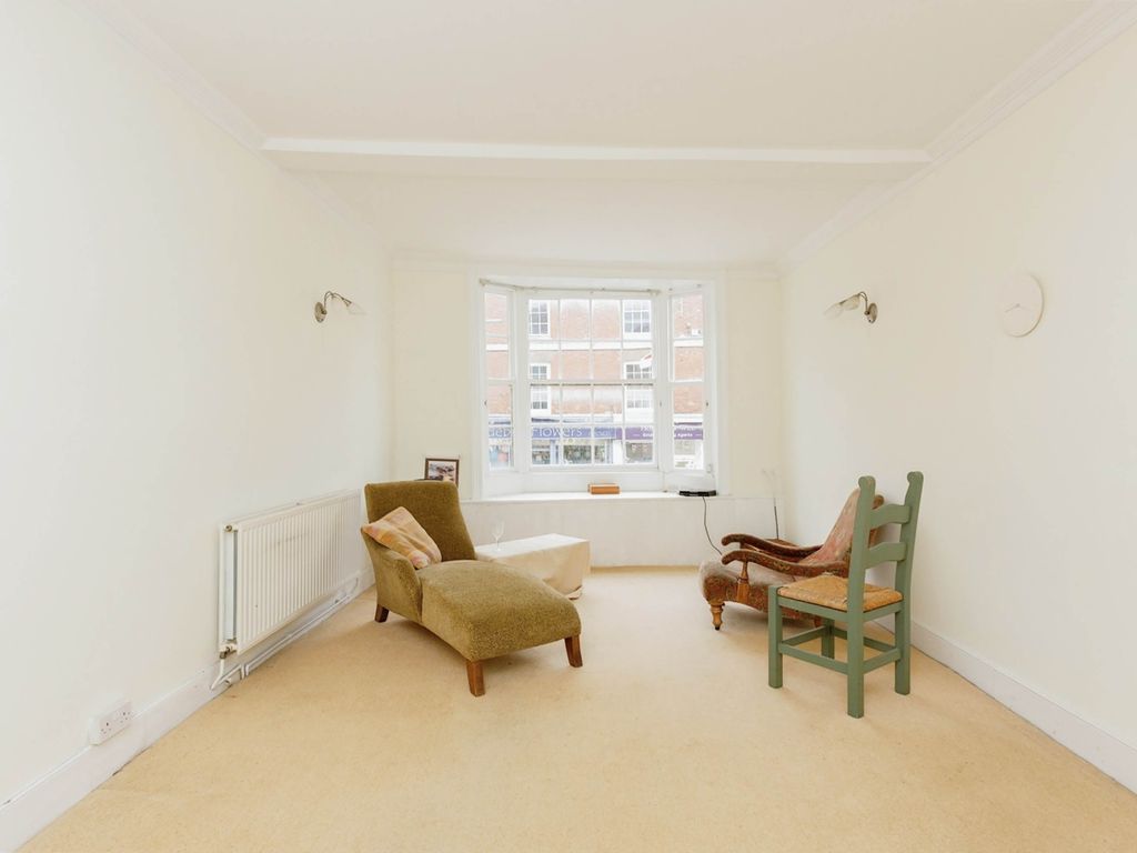 3 bed flat for sale in High Street, Newport Pagnell MK16, £200,000