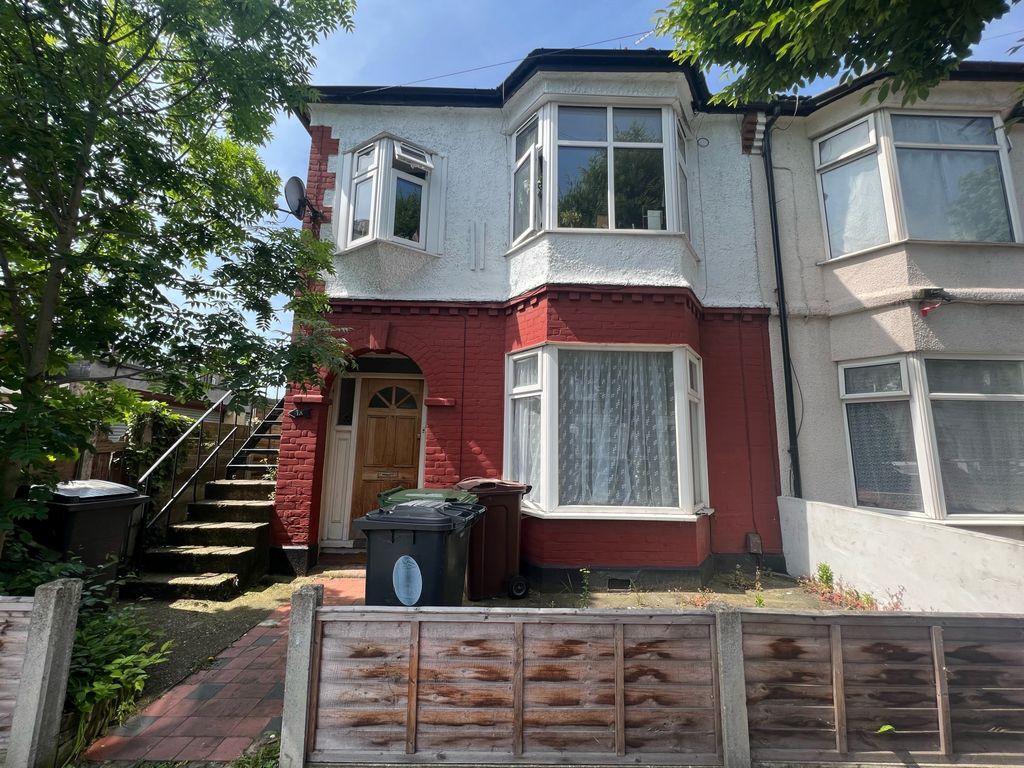 1 bed flat for sale in Avondale Road, London E17, £275,000